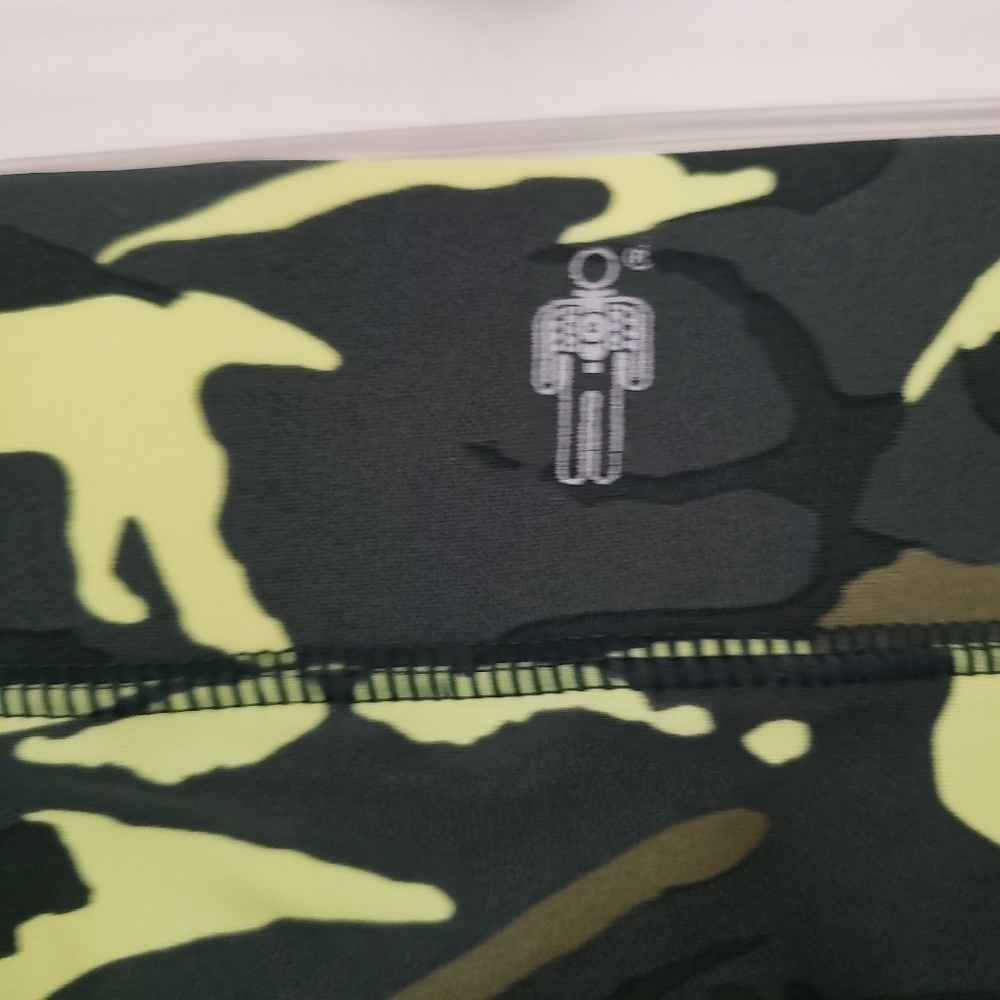 Human Performance Engineering Camo Print Capri Le… - image 4